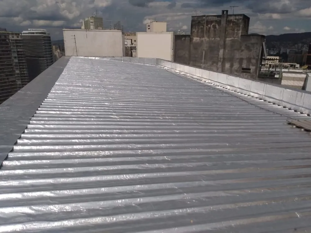 Impermeabilização de Telhado de Zinco com 350m² de Manta Asfáltica Aluminizada