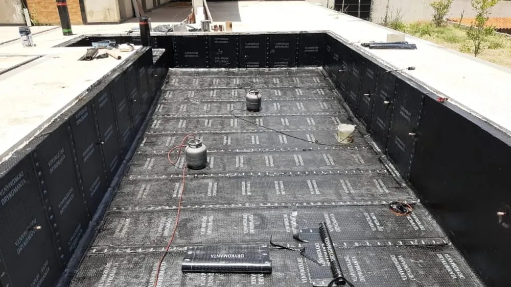 Impermeabilização de Piscina em Casa Residencial com Manta Asfáltica